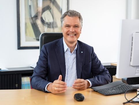 Dr. Herbert Schneidemann im Büro