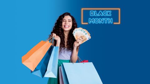 Junge Frau mit bunten Einkaufstüten freut sich über extra Cashback