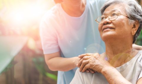 Pflegekraft, Betreuer Hand hält ältere Hand in der Hospizpflege.