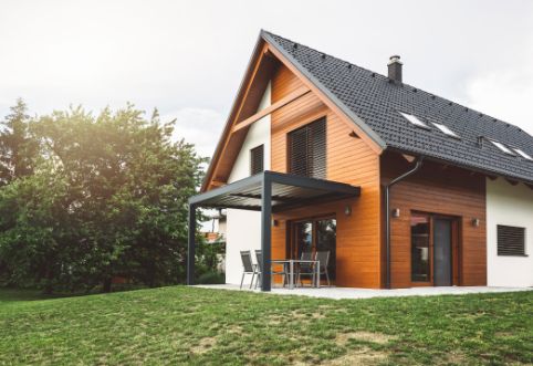 Ein modernes Einfamilienhaus aus Sicht des Gartens fotografiert