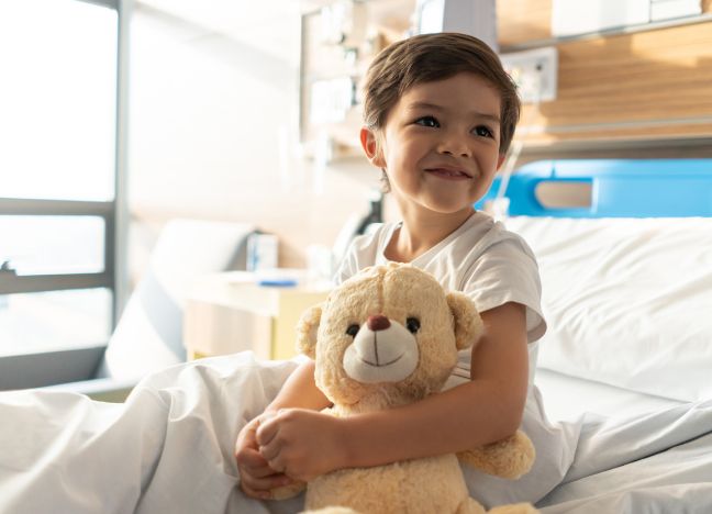 Junge mit Teddy