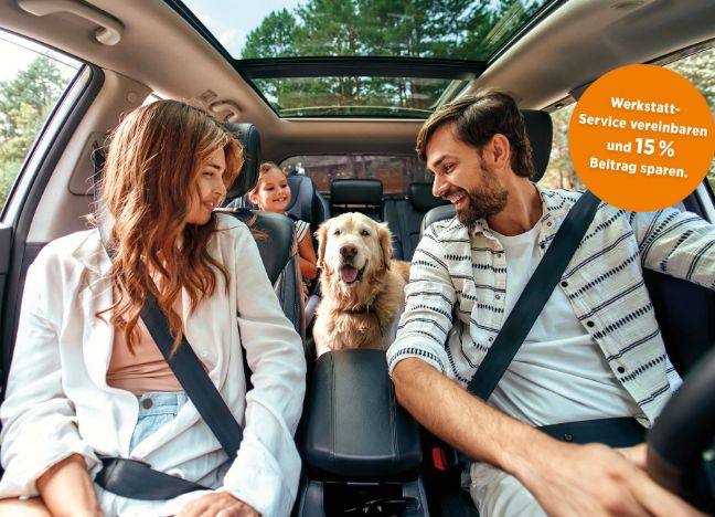 Ein Mann, eine Frau und ein kleines Mädchen sitzen zusammen mit einem Hund im Auto.