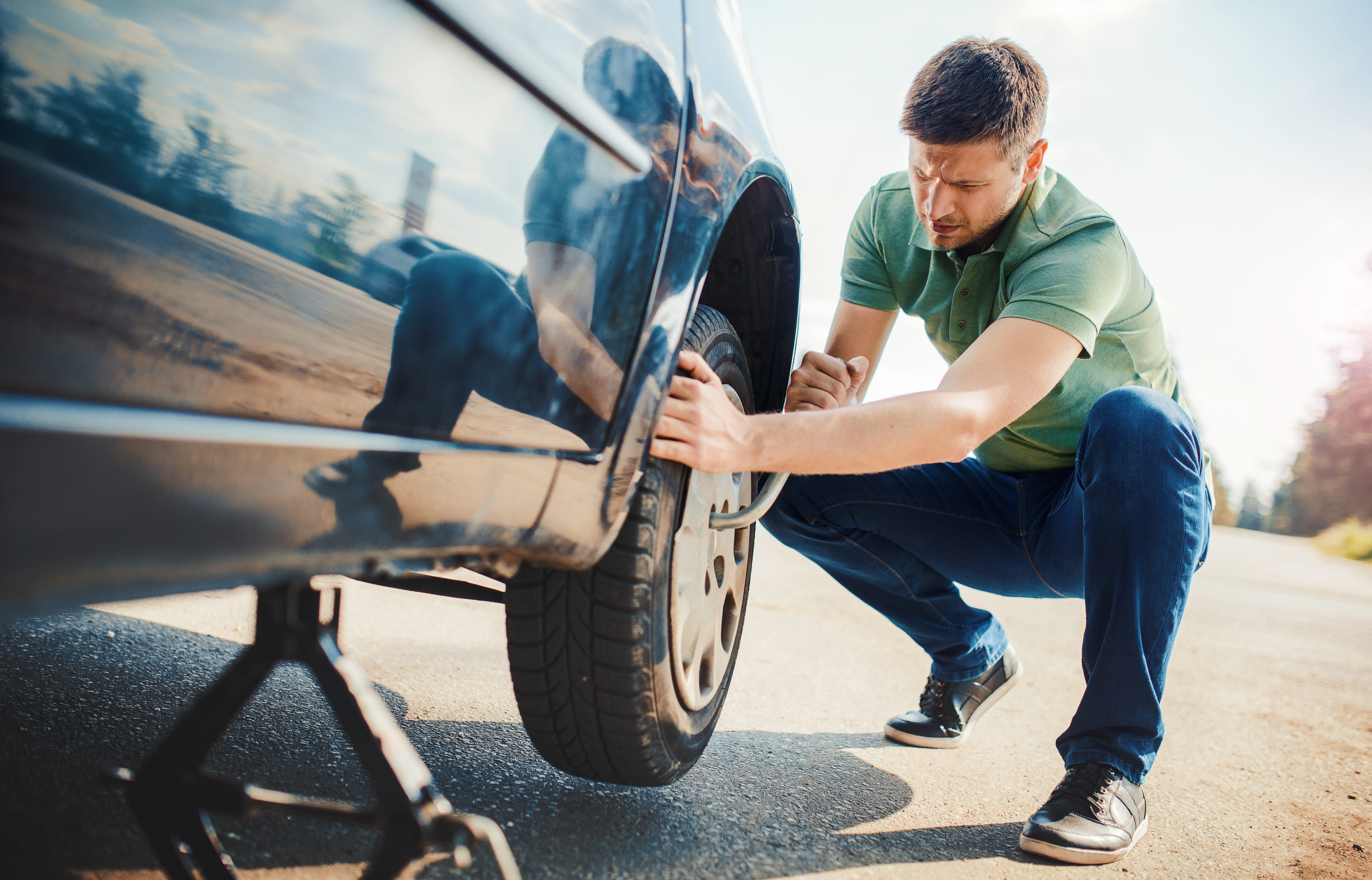 Had a flat tyre. Колесо на дороге. Мужчина меняет колесо. Прокол колеса. Замена колеса.